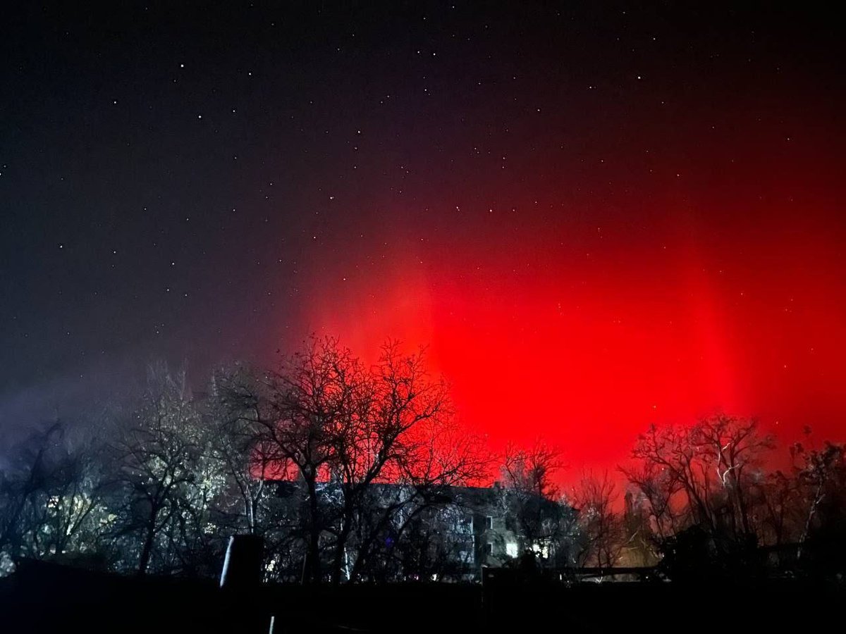 RWApodcast's tweet photo. The sky over southern Russia and parts of Ukraine tonight. An aurora-like phenomenon as a result of a magnetic storm, as news outlets are reporting. https://t.co/zrORuMbZyX
