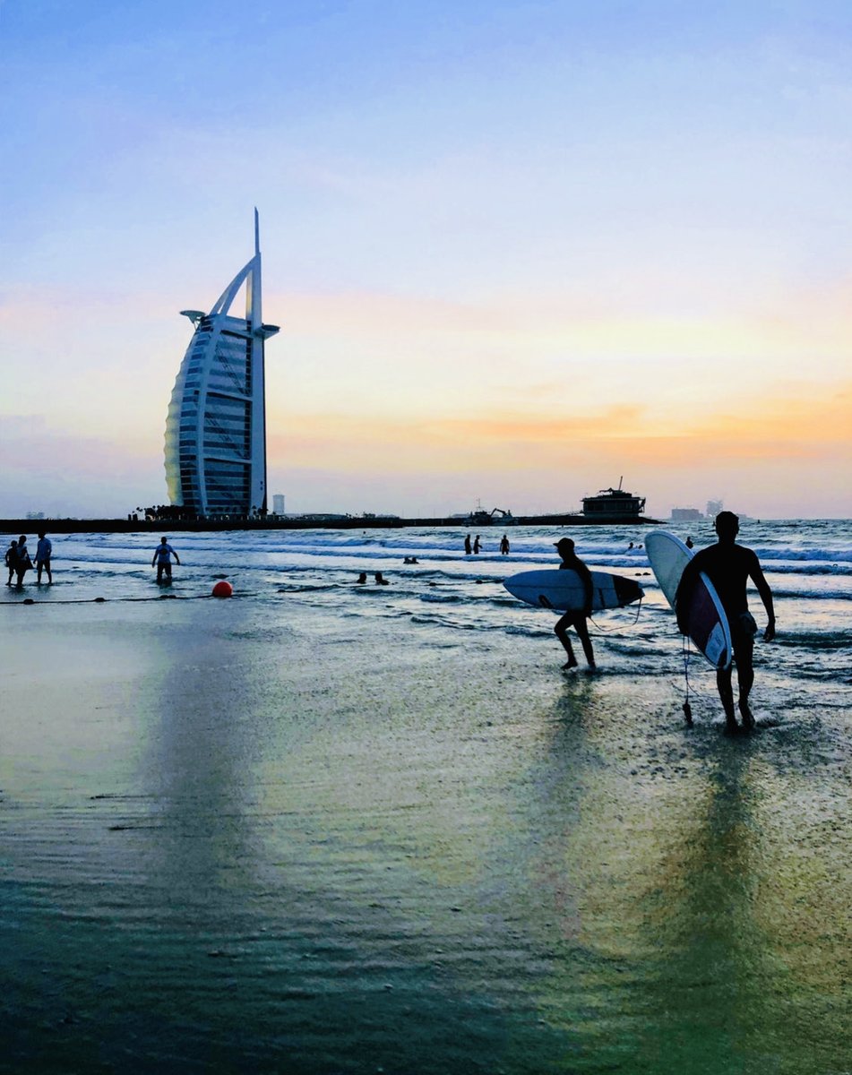 PinkTaxiRunner's tweet photo. She might have let her fancy play upon the gold tint of the sea at sunset #VirginiaWoolf #JacobsRoom #streetphotography https://t.co/sVOQ9UEKwA
