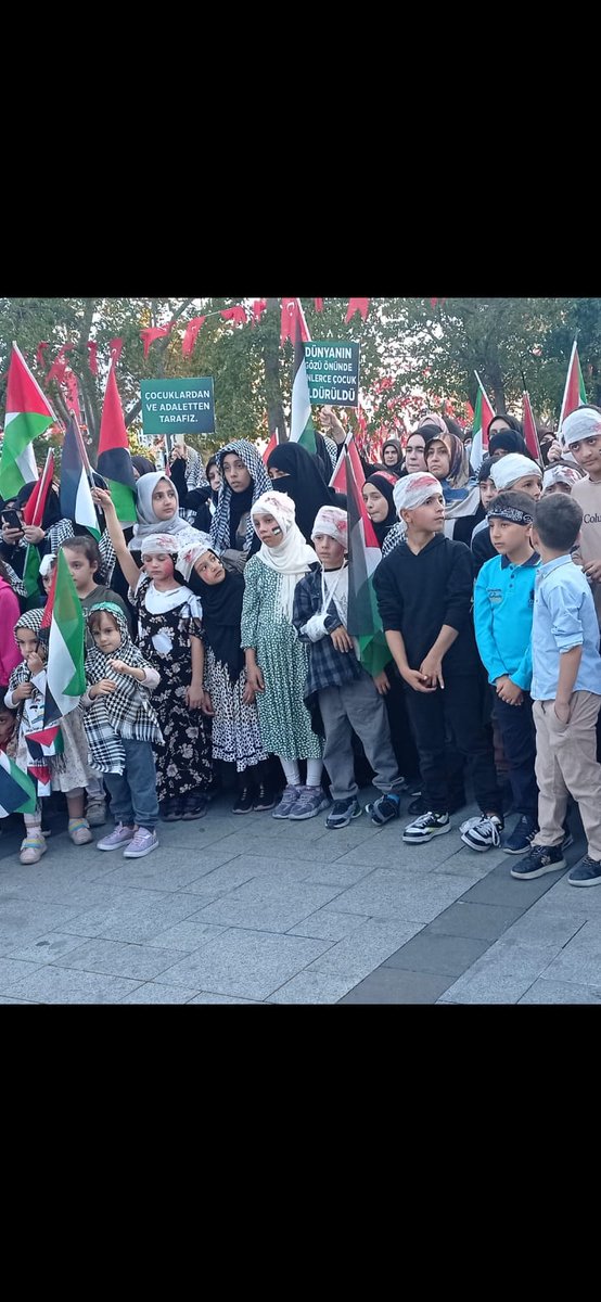ZSariagac's tweet photo. Mescid-i Aksa özgür olana dek, fiili ve kavli olarak Filistinli kardeşlerimizin yanındayız. İl Kadın Kollarımızın düzenlediği "Anneler Gazze İçin Yürüyor" etkinliğine katıldık. İstanbul'dan Gazze'ye direnişe bin selam! https://t.co/pnm4EUGeUu