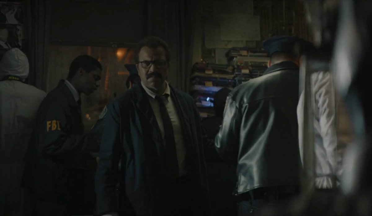 𝘊𝘰𝘮𝘪𝘴𝘪𝘰𝘯𝘢𝘥𝘰, 𝘴𝘦 𝘳𝘦𝘱𝘰𝘳𝘵𝘰 𝘢𝘤𝘵𝘪𝘷𝘪𝘥𝘢𝘥 𝘥𝘦 𝘋𝘰𝘴 𝘊𝘢𝘳𝘢𝘴 𝘦𝘯 𝘦𝘭 𝘣𝘢𝘯𝘤𝘰 𝘯𝘢𝘤𝘪𝘰𝘯𝘢𝘭 𝘥𝘦 𝘎𝘰𝘵𝘩𝘢𝘮.

Maldición... es el segundo esta noche, si no paramos a ese tipo va a vaciar toda la ciudad.

#𝐀𝐫𝐤𝐡𝐚𝐦𝐊𝐧𝐢𝐠𝐡𝐭𝐈𝐧𝐜𝐢𝐝𝐞𝐧𝐭