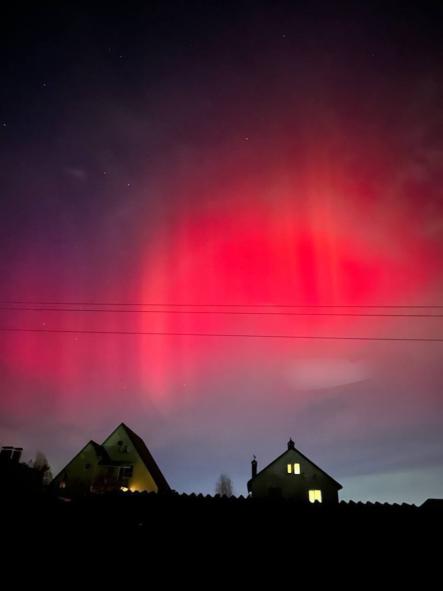 IAPonomarenko's tweet photo. Meanwhile, Ukraine sees an aurora tonight.
It’s a very rare thing in our parts.
Let this be a sign of good hope for us all. https://t.co/eixLJeRLs7