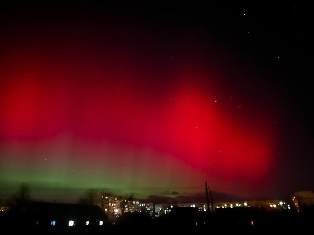 IAPonomarenko's tweet photo. Meanwhile, Ukraine sees an aurora tonight.
It’s a very rare thing in our parts.
Let this be a sign of good hope for us all. https://t.co/eixLJeRLs7