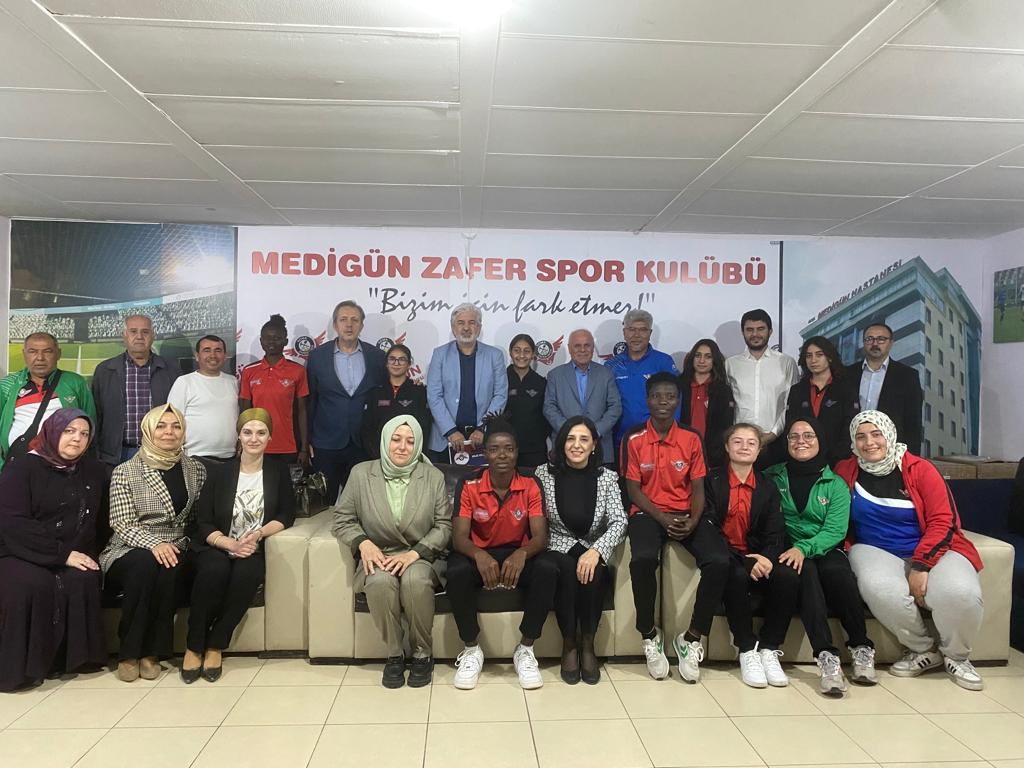 AyseNevinSert's tweet photo. 📍SOMA

Hepimizin yüreğini yakan Soma’daki maden kazasından sonra kurulan, farklı ülkelerden gelen sporcuları ile kadın oyunculardan oluşan Soma Medigün Zafer Kadın Spor Kulübümüzü ziyaret ettik. 

Logosundaki kanat zümrüt-ü anka kuşunu, siyah taş madeni, baret ise maden işçisini temsil ettiği kulübümüz milli takıma oyuncu da yetiştiriyor. Tüm sporcularımıza başarılar diliyoruz. Kulübümüzün yolu açık olsun. 

@SomaZafer