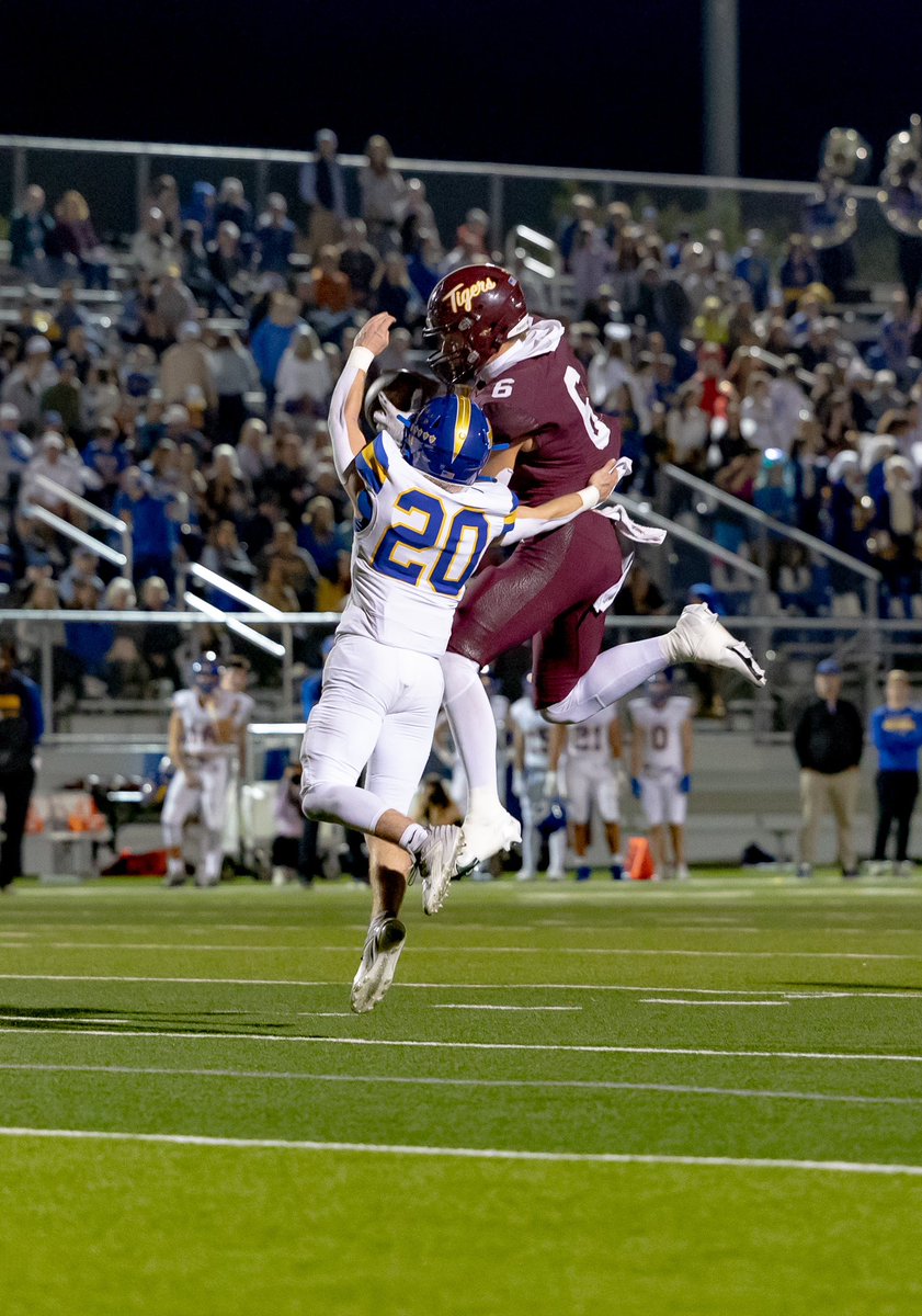 FuerteFoto's tweet image. This guy had another #bignight #headtopsfordays @Kylekoch_ @DrippingTigers @DripFB @PigskinsDs @CoachMW20