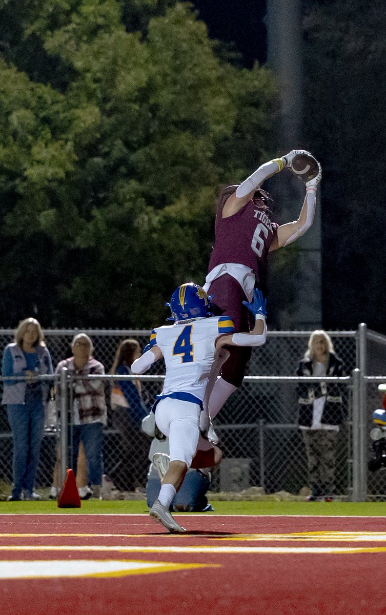 FuerteFoto's tweet image. This guy had another #bignight #headtopsfordays @Kylekoch_ @DrippingTigers @DripFB @PigskinsDs @CoachMW20