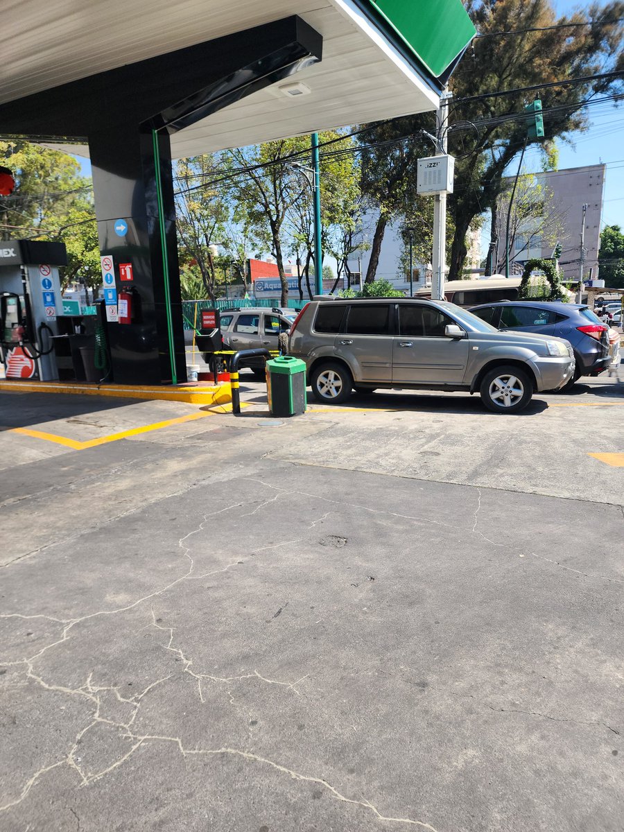 pallomm's tweet photo. Y sigue el estacionamiento sobre la acera de Plutarco y Albert, nadie ha ido a mover o multar @UCS_GCDMX #Transito En Av. Pdte. Plutarco Elías Calles 1637, Portales Nte, Benito Juárez, 03300 Ciudad de México, CDMX https://t.co/YB2tLvVLwN
