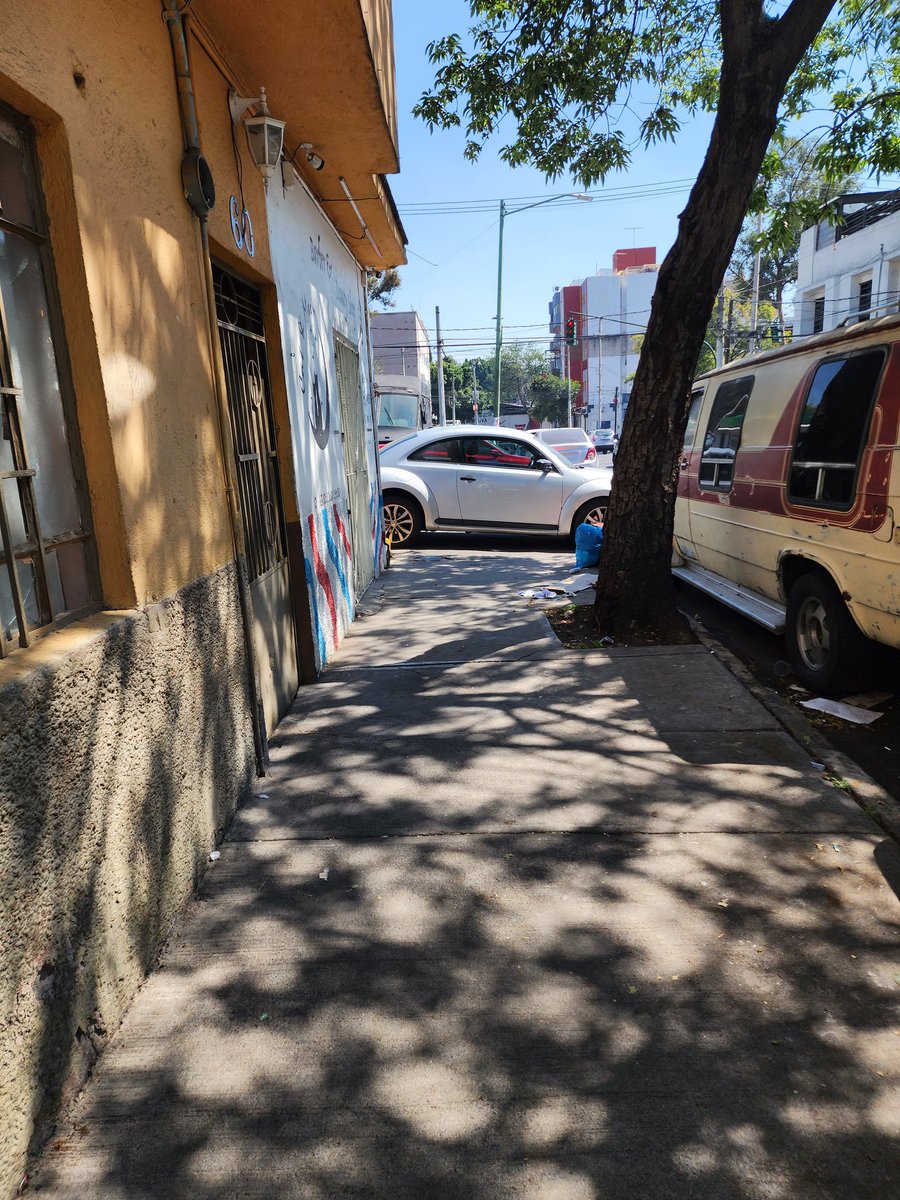 pallomm's tweet photo. Y sigue el estacionamiento sobre la acera de Plutarco y Albert, nadie ha ido a mover o multar @UCS_GCDMX #Transito En Av. Pdte. Plutarco Elías Calles 1637, Portales Nte, Benito Juárez, 03300 Ciudad de México, CDMX https://t.co/YB2tLvVLwN