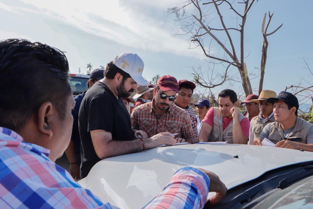 daniel_casasus's tweet photo. Con nuestros querid@s Servidor@s de la Nación ayudando a nuestros paisan@s de Guerrero. Se la están rifando. 

Sin dejar a nadie atrás, sin dejar a nadie fuera. ¡Ánimo Guerrero! 

🧔🏻🫶🏽👊🏽 https://t.co/Ed1NUxcUqx