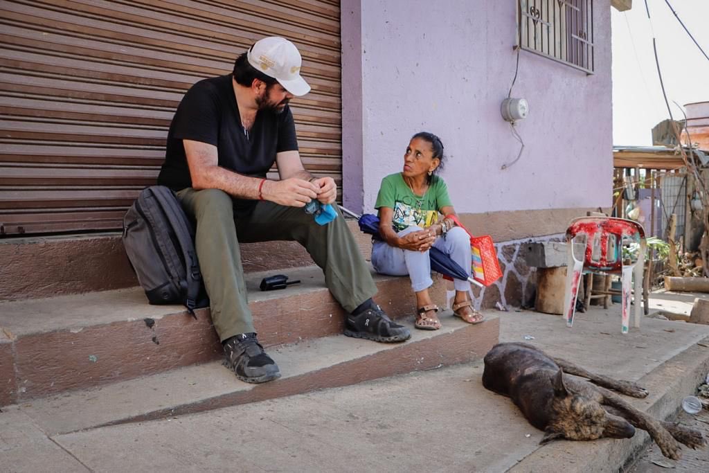 daniel_casasus's tweet photo. Con nuestros querid@s Servidor@s de la Nación ayudando a nuestros paisan@s de Guerrero. Se la están rifando. 

Sin dejar a nadie atrás, sin dejar a nadie fuera. ¡Ánimo Guerrero! 

🧔🏻🫶🏽👊🏽 https://t.co/Ed1NUxcUqx