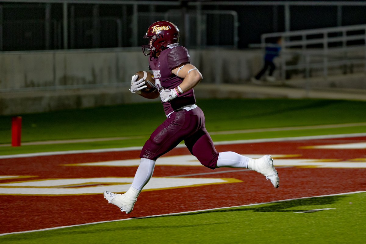 FuerteFoto's tweet photo. Your tiger defense and offense dominated Friday night to end the regular season #bringonplayoffs #TPD @OneTigerNation @DrippingTigers @DripFB @DSISD @PigskinsDs @CoachGZimmerman https://t.co/3eJWKIYIBq