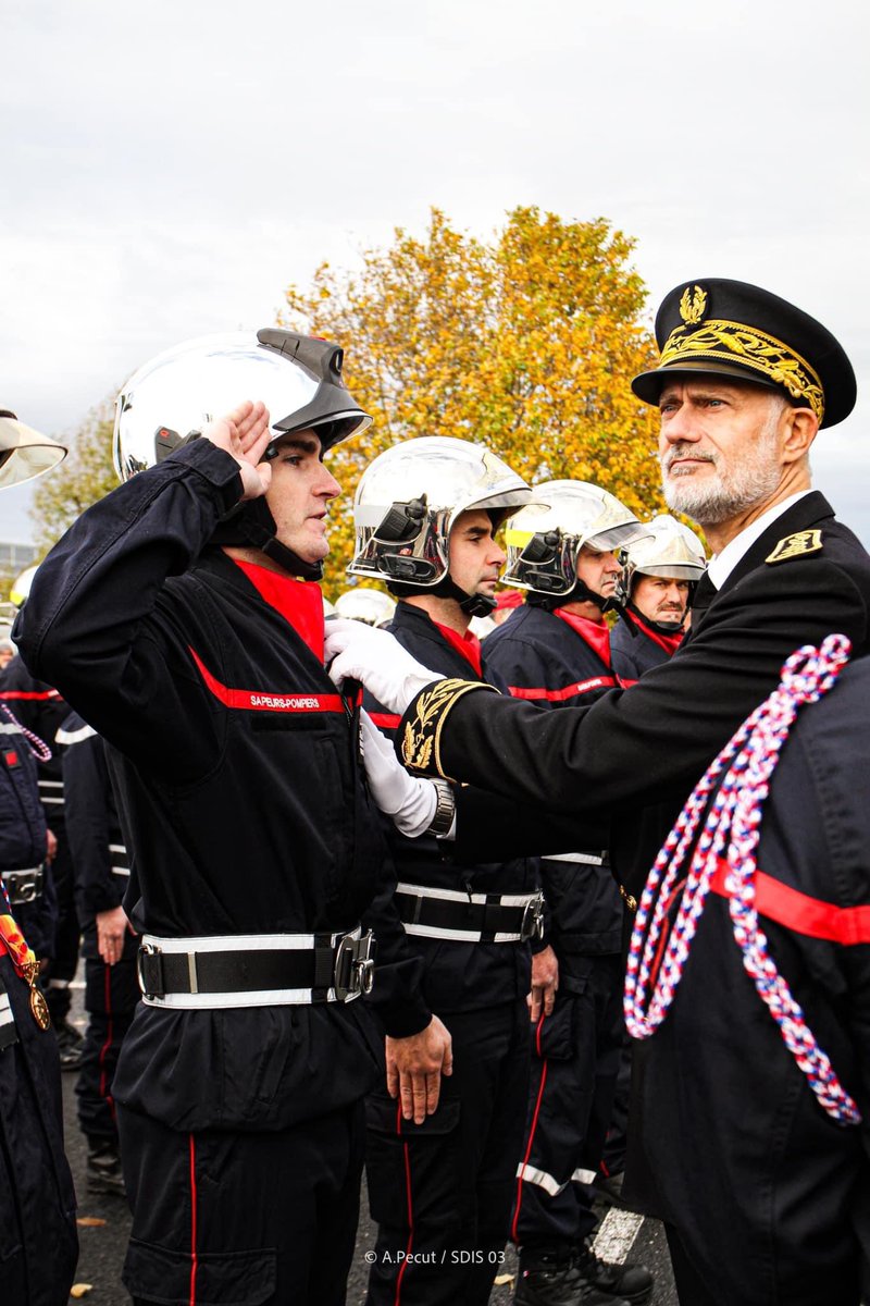 Pompiers03's tweet photo. [#CÉRÉMONIE]
🏅Remises de médailles d'honneur des sapeurs-pompiers pour services exceptionnels à 33 récipiendaires du GT Sud pour les services rendus lors des intempéries de Juin 2022 ; en présence d'Olivier Maurel, Secrétaire général de la Préfecture de l’Allier.
@Prefet03 https://t.co/U7MgdK5uWt