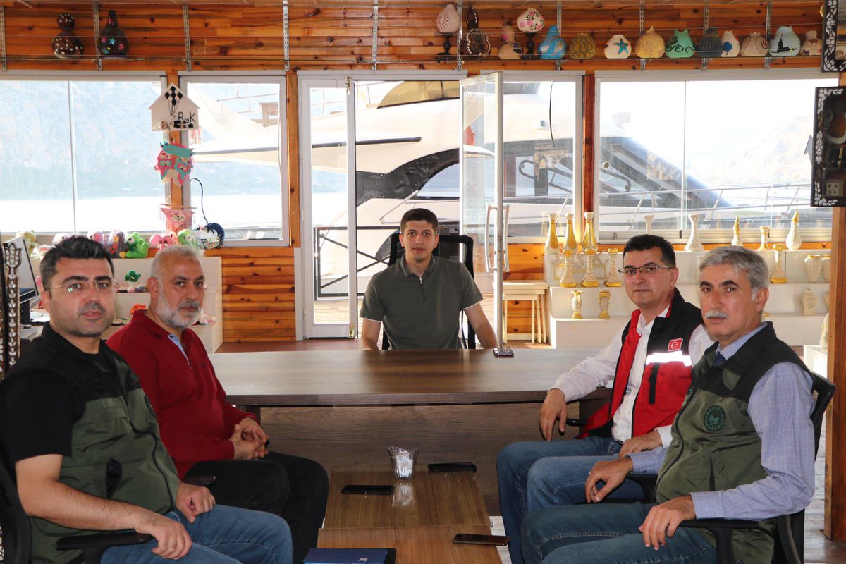 Şanlıurfa Tarım ve Orman İl müdürü Mehmet AKSOY Karaköprü İlçe Tarım ve Orman Müdürü İsmail ŞEYHANLI, İlçe Tarım Orman Müdürümüz Akan AKMEŞE ve Özel Kalem Hakan ŞİMŞEKYAKAR Sayın Kaymakamımız Zikrullah ERDOĞAN'ı ziyaret ettiler.

Kaymakamımız, nazik ziyaretlerinden ötürü