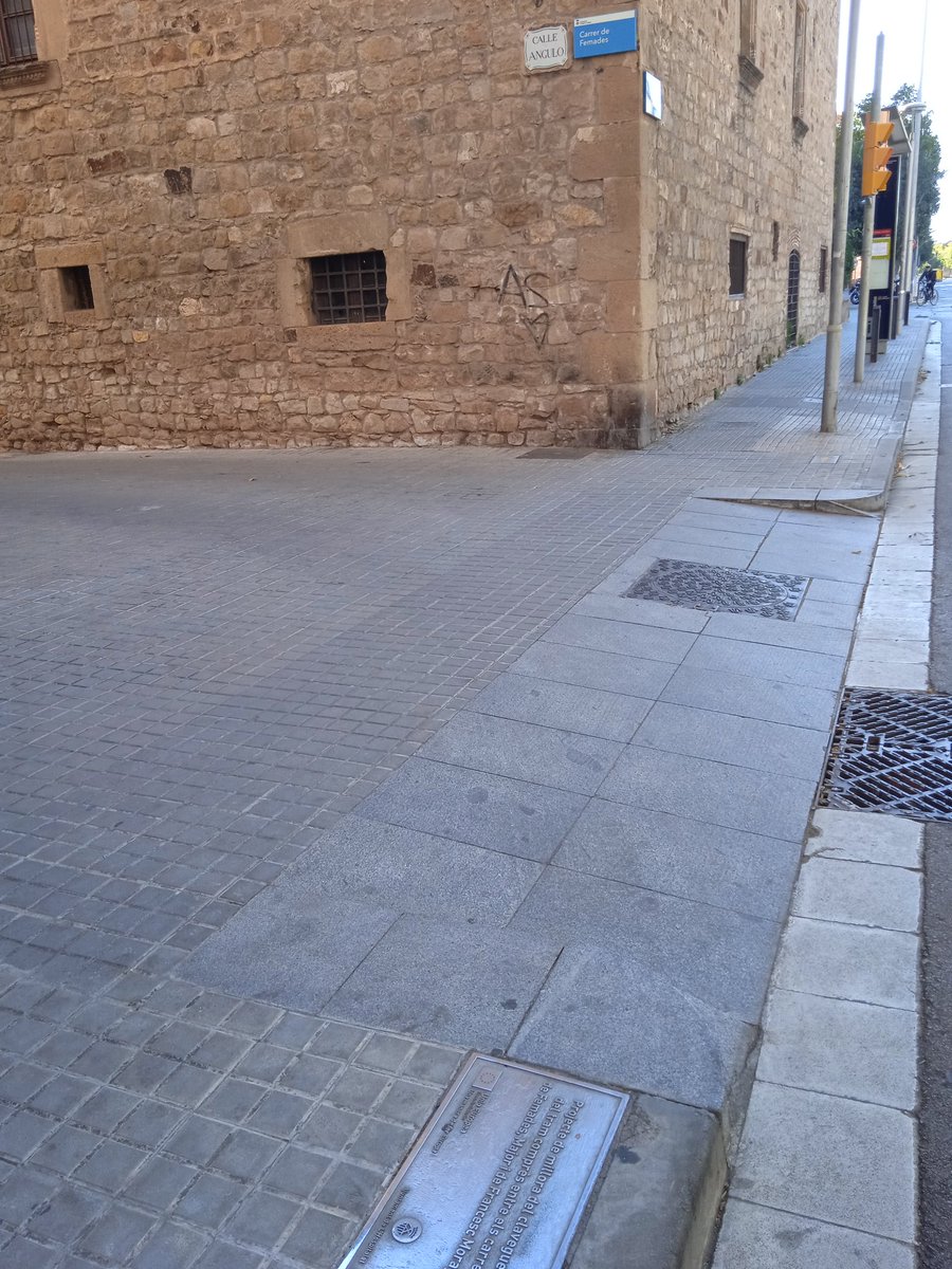 A ver... Racaneáis hasta el extremo y no ponéis una placa, ni en El Coro, ni en el Gratacels de Collblanc, ni en el Pont de la Remunta, ni en un puñetero #PatrimoniLH... ¿Y ponéis una placa a una vulgar obra de alcantarillado? ¿En serio? Tenéis cosas para odiaros, <a href="/LHAjuntament/">Ajuntament de L'Hospitalet</a>.