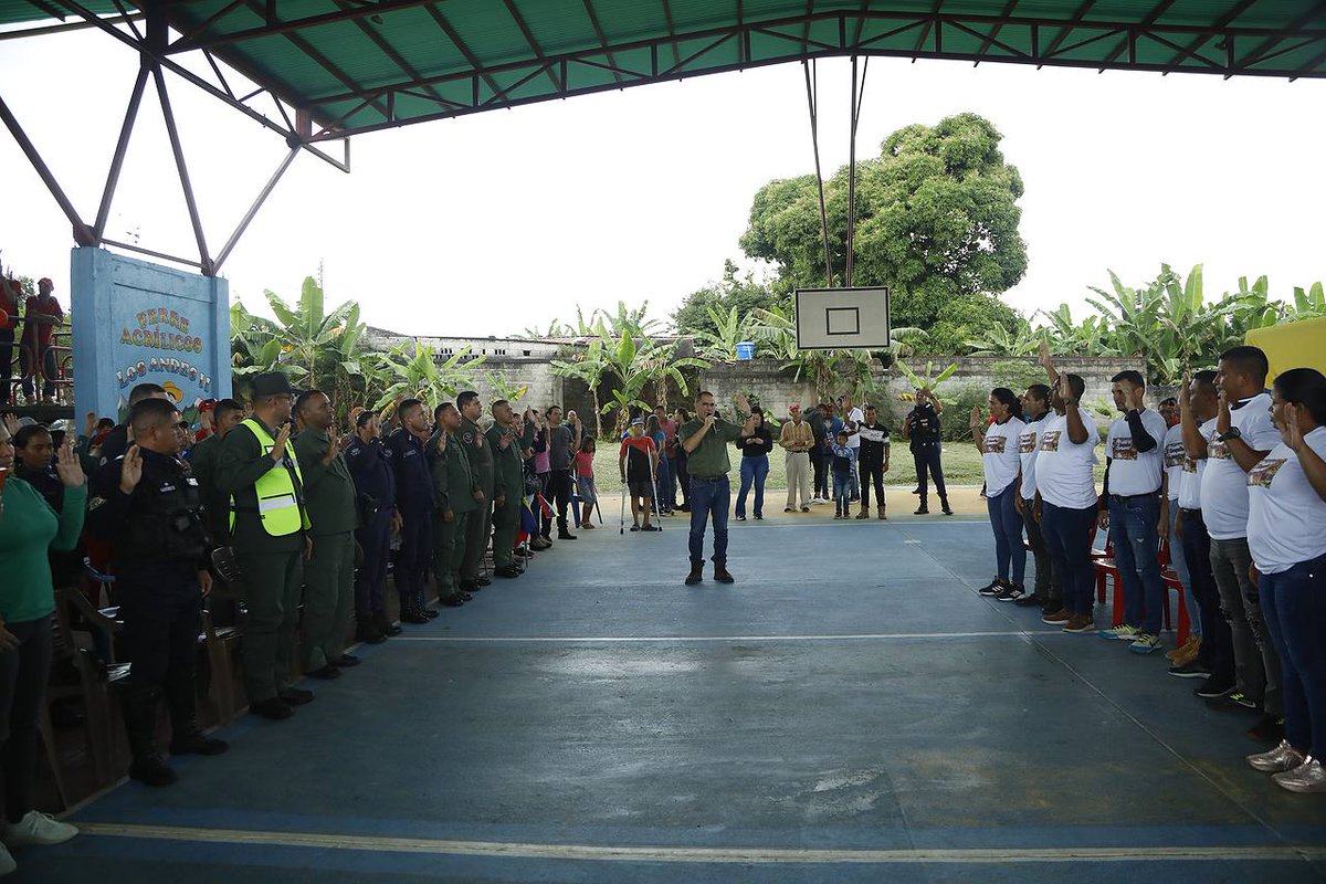 Compromiso patrio se vivió en instalación del Comando de Campaña Venezuela Toda en municipio Zamora de Barinas goo.su/YUTZy

#5VecesSíPorMiEsequibo