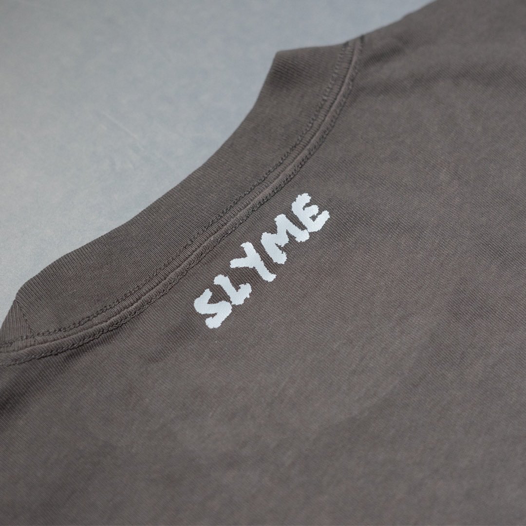 S1 grey essential SLYME embroidered tee 
Ready for release late November 2023 👀
Sizes S-XL

#SLYME #independentbrand #liverpoolbusiness #clothingbrand