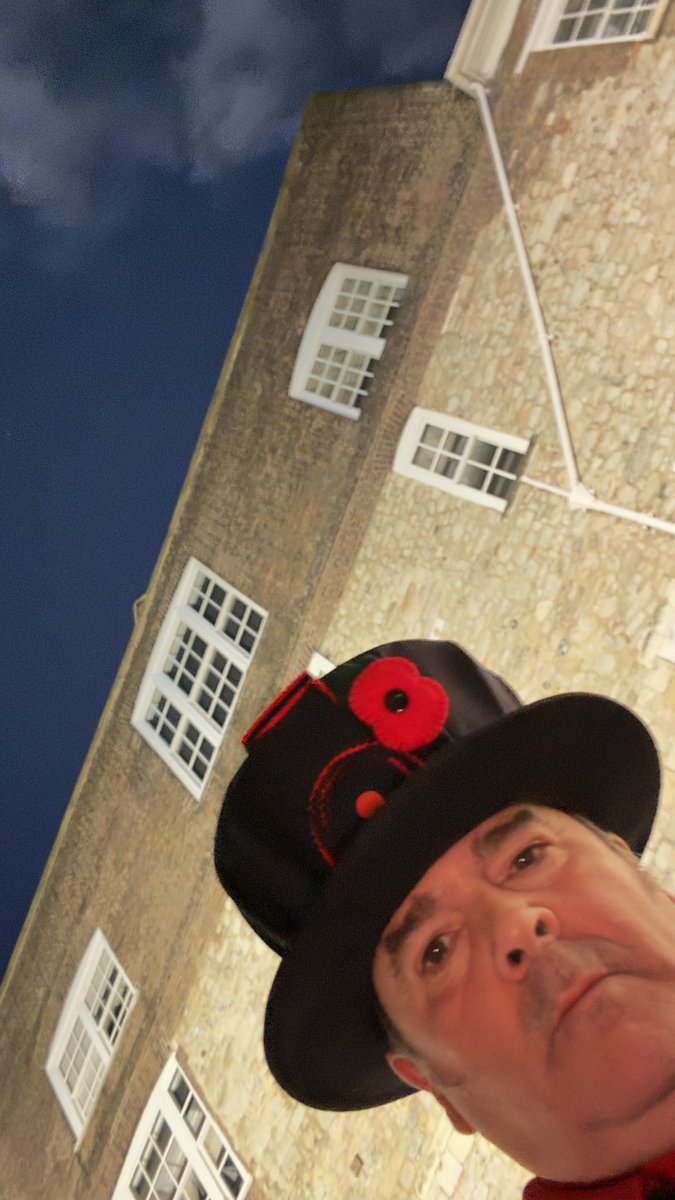 spike_abbott's tweet photo. It’s in that very room above me, that Guy Fawkes was interrogated 418 yrs ago today after the failed gun powder plot to blow up the Houses of Parliament. #BonfireNight #Fireworks. #GuyFawkes #TowerofLondon https://t.co/vfb9wuV4VN