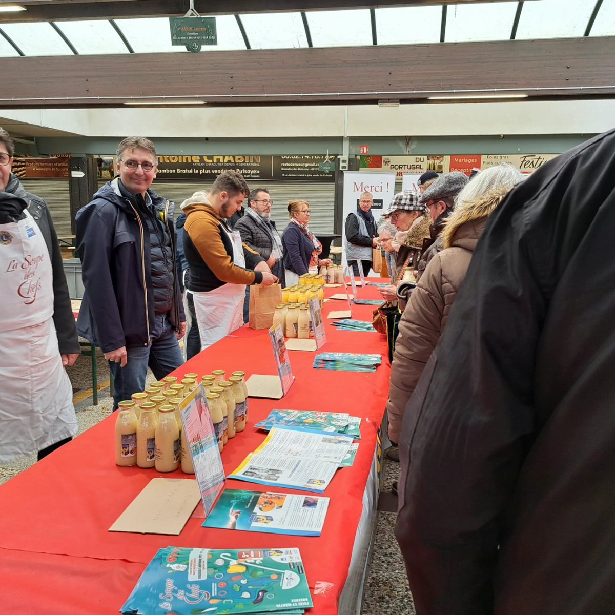 Qui dit novembre, dit retour de la Foire Saint Martin à Auxerre.
Beaucoup de monde pour visiter l'espace agricole, la Soupe des Chefs, l'espace restauration dans le marché, et les nombreux commerces du centre-ville.
L'occasion d'échanges privilégiés avec le monde agricole local.