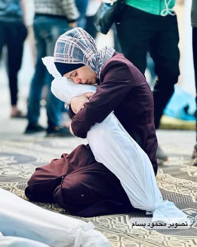 esma_medina's tweet photo. Mütter und Väter, die ihre Kinder verlieren. Kleine Babys, die Waisen werden. Ganze Familien, die ausgelöscht werden. Klingt erstmal schrecklich. Doch sobald die Rede von Gaza und Muslimen ist, befürwortet ihr dieses Kriegsverbrechen? 
#StaatsräsonTötet 
#KeinBlutFürSchuld https://t.co/Nv4PfDeCsb