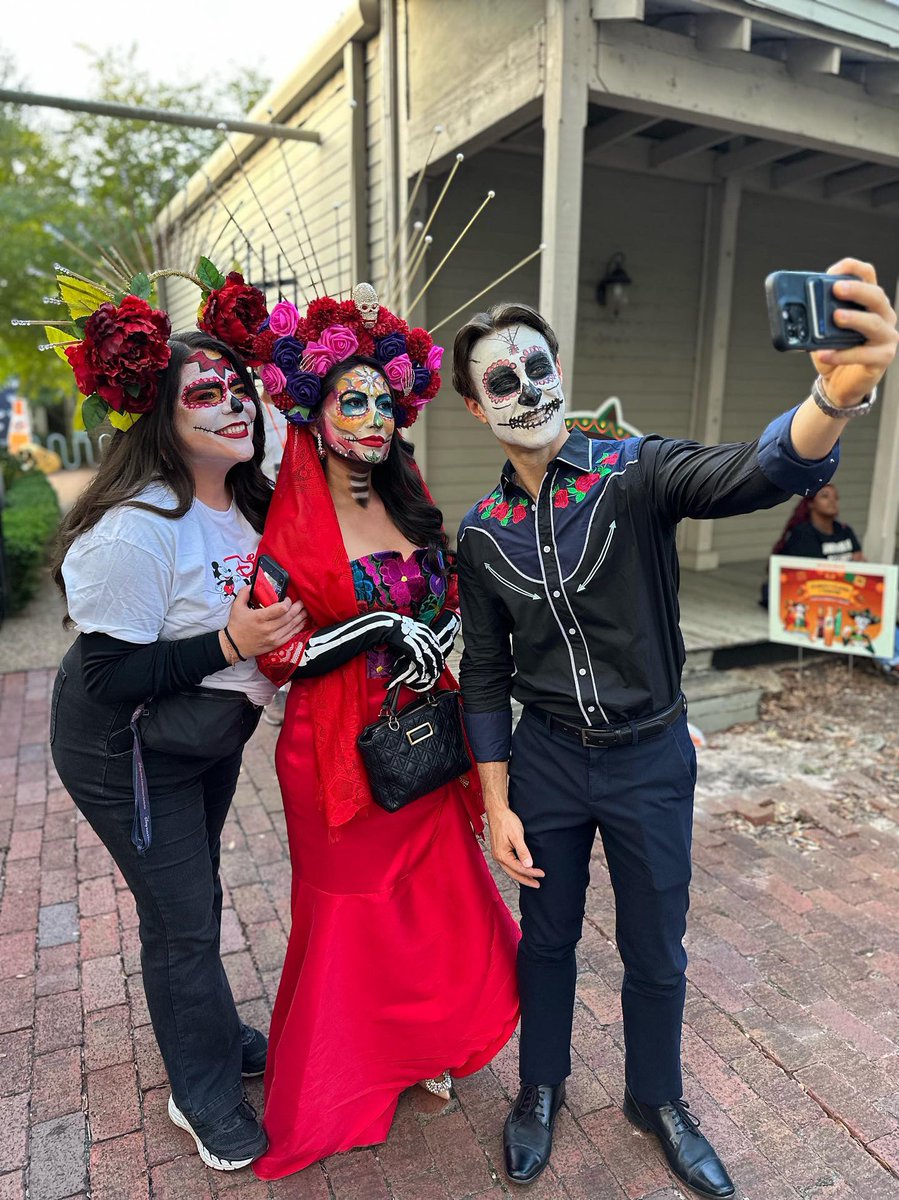 Mayra Moreno ABC13 (@mayraabc13) on Twitter photo Shout out to these 2 coworkers who went above and beyond to support Houston Día De Los Muertos Festival & Parade!
<a href="/ABC13Daniela/">Daniela Hurtado</a> <a href="/KevinOzebek/">Kevin Ozebek</a> Shout out to these 2 coworkers who went above and beyond to support Houston Día De Los Muertos Festival & Parade!
<a href="/ABC13Daniela/">Daniela Hurtado</a> <a href="/KevinOzebek/">Kevin Ozebek</a>