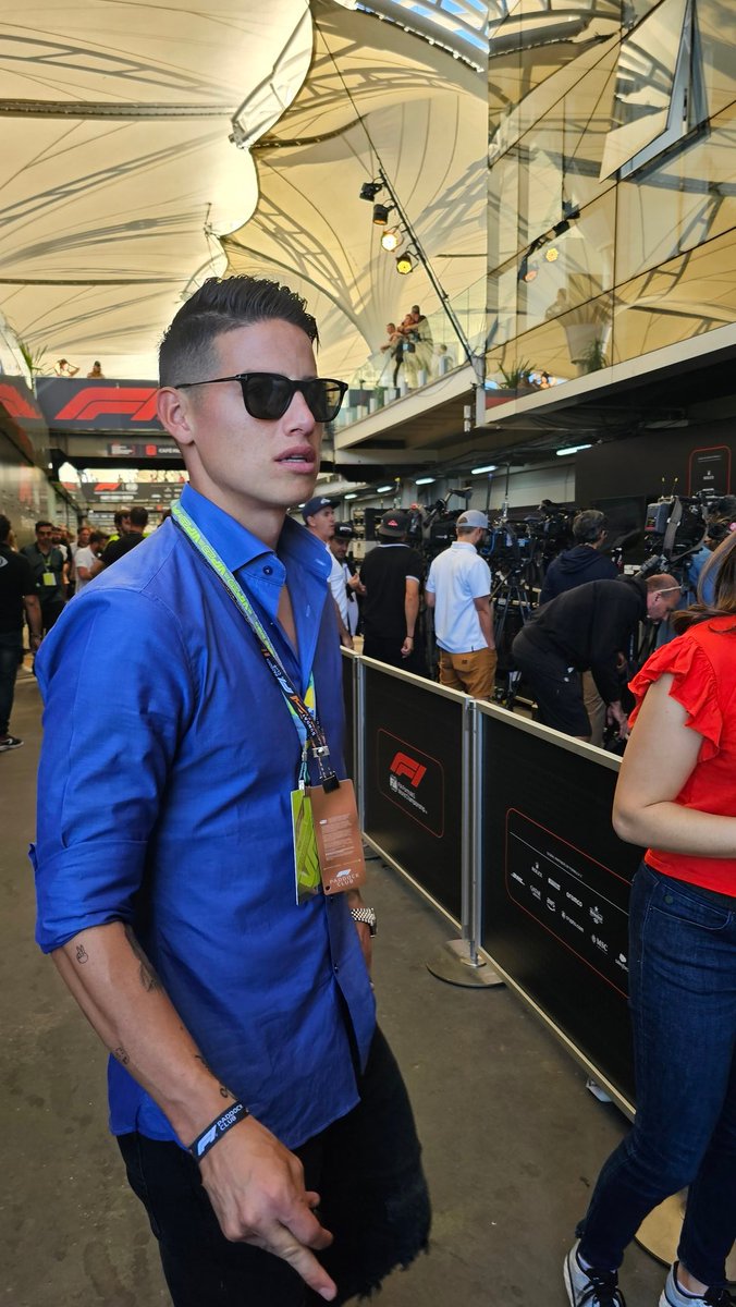 esportenaband's tweet photo. Tem campeão da Copa do Brasil na área! 🔥🇾🇪 @jamesdrodriguez 

#F1naBand #Formula1 #EsporteNaBand #SaoPauloGP https://t.co/TbAfZitL56