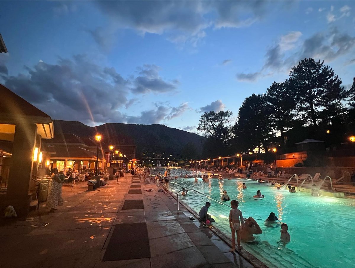 For November we are sharing the things we are most grateful for in Glenwood Springs! Since 1888 - 135 years - the Glenwood Hot Springs Pool has been delighting and warming visitors and residents as the world's largest hot springs pool. 
📷️: @glenwoodhotsprings
📷️: @eahegg