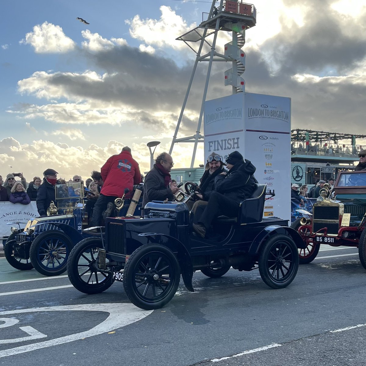 Over the finish line! 🏁 The drivers have had an unforgettable time and the cars have done us proud. Beautiful weather capped off a superb London to Brighton @VeteranCarRun.

@amyshorephoto @PaulCowland_ @DrewPritchard 

#VeteranCarRun #BMMVeteran #VeteranCarDriving #CarsDaily