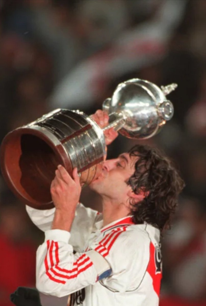 Uruguayo. Que sea una estrella Mundial. Venga a la Argentina a jugar en el Club de sus amores y gane la Copa Libertadores???
 
Yo solo conozco uno maestro...🤷‍♂️