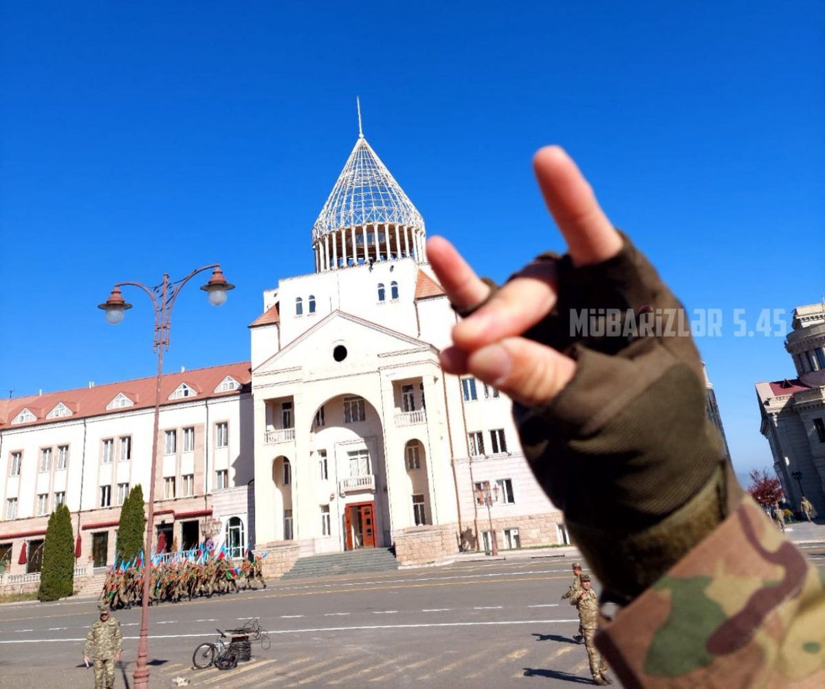 EHellsborn's tweet photo. Azerbajdzjanska soldater i det erövrade Nagorno-Karabach gör den så kallade Varg-hälsningen. Hälsningen är en rasistisk gest som symboliserar turkisk överhöghet. Den har jämförts med Hitlerhälsningen och är olaglig i Frankrike och Österrike. Det är inte att undra på att obeväpnade kristna armenier inte vågar stanna kvar på nåder av dessa soldater.

#armenia #Azerbaijan #artsakh #NagornoKarabakh #svpol