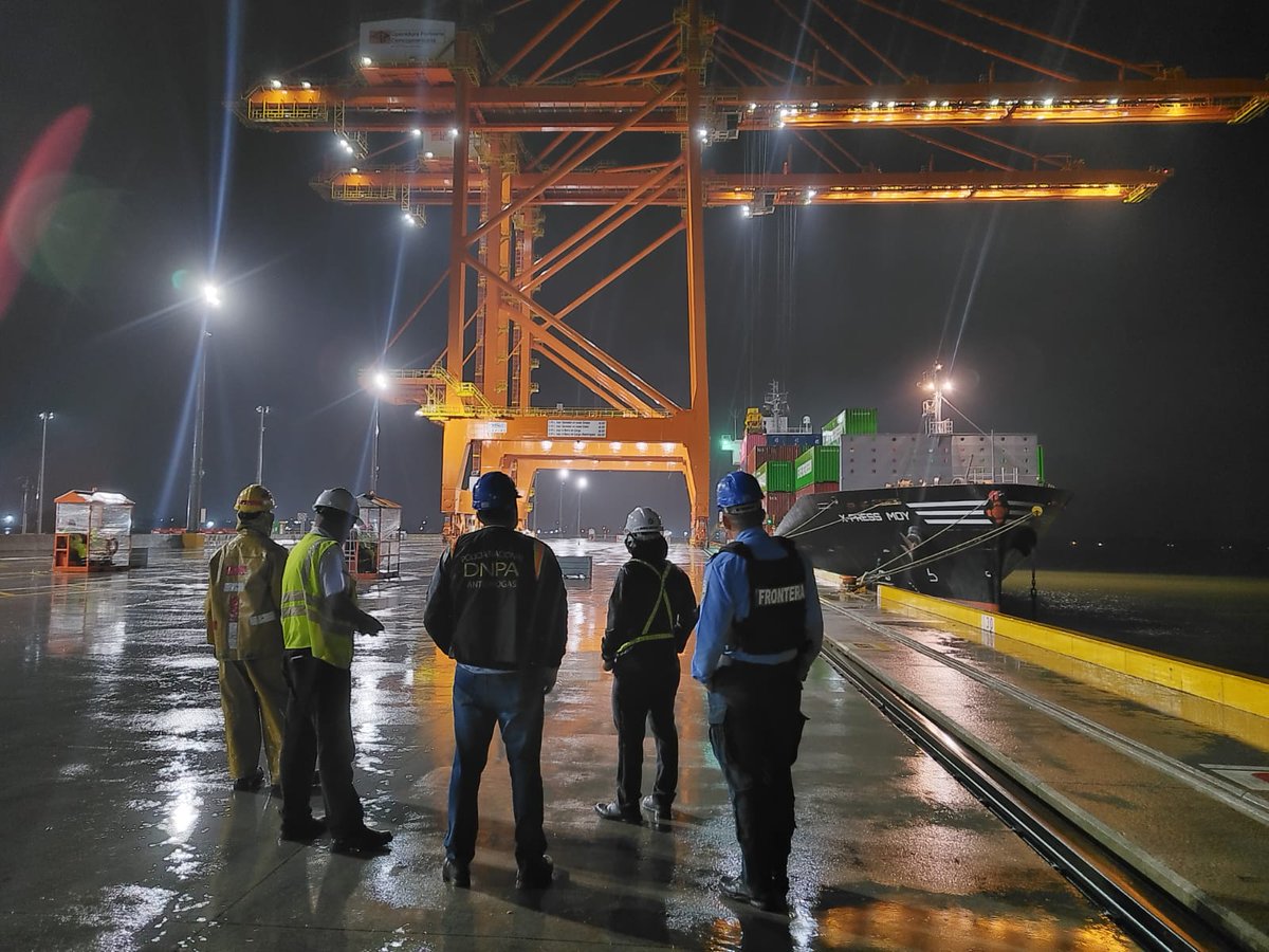 DNPA_Honduras's tweet photo. #ControlPortuario 🏗👮🏻♂️
Mantenemos operatividad evitando el ingreso y salida de sustancias ilegales en los puertos, con el fin de generar controles efectivos en los productos, cargamentos, buques y personas, mediante tecnología de Rayos Gama e inspección física.
#Antidrogas #PNH https://t.co/2P006WKZDw