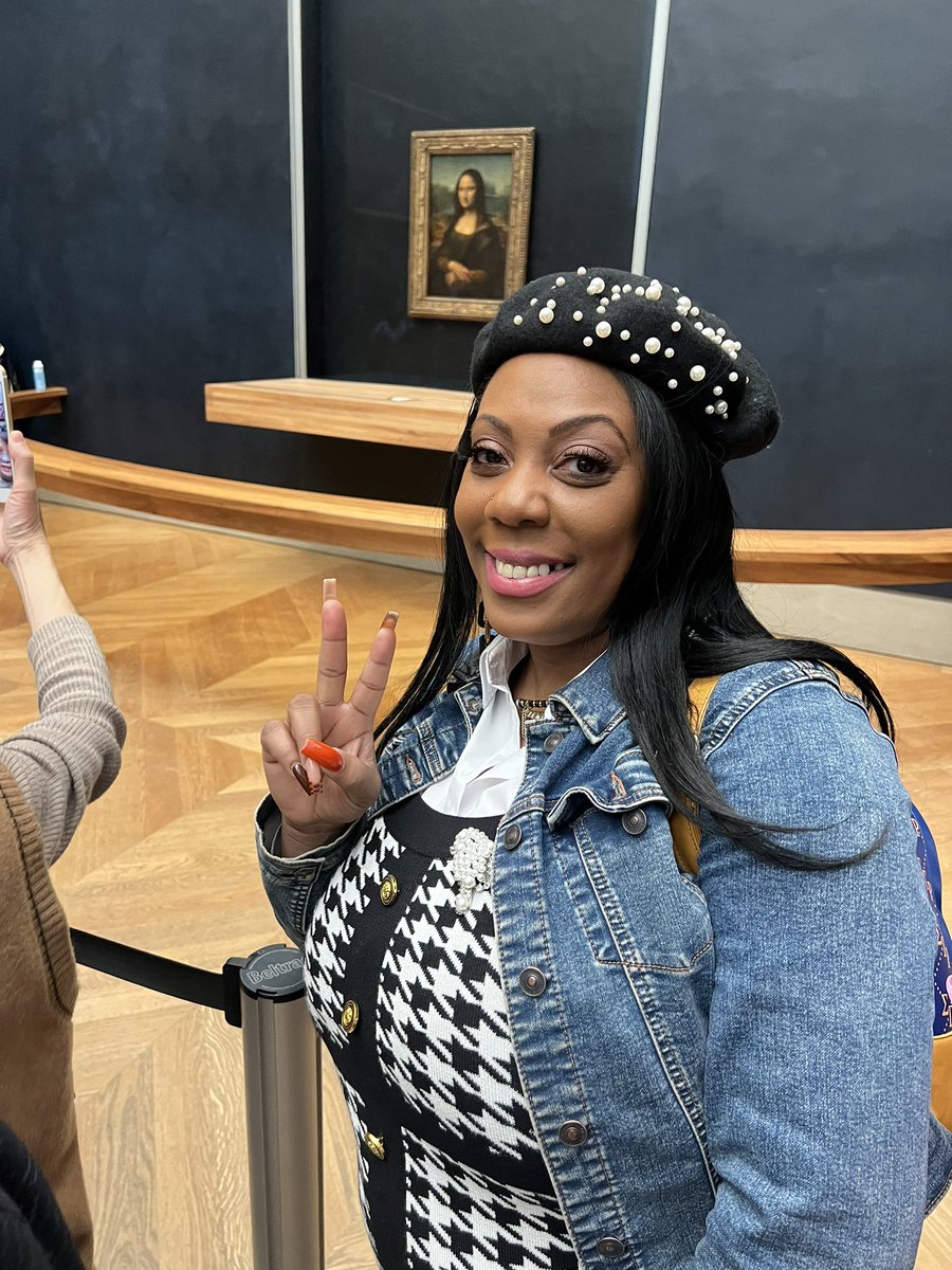 SheKnowsSports's tweet photo. Musée de Louvre! La Joconde et la Vénus de Milo sont des classiques. 🇫🇷
(Louvre Muséum! The Mona Lisa and the Venus de Milo are classics!)
#LouvreMuseum #TeeInParee #ParisWeekend https://t.co/OG1lXNGz0K