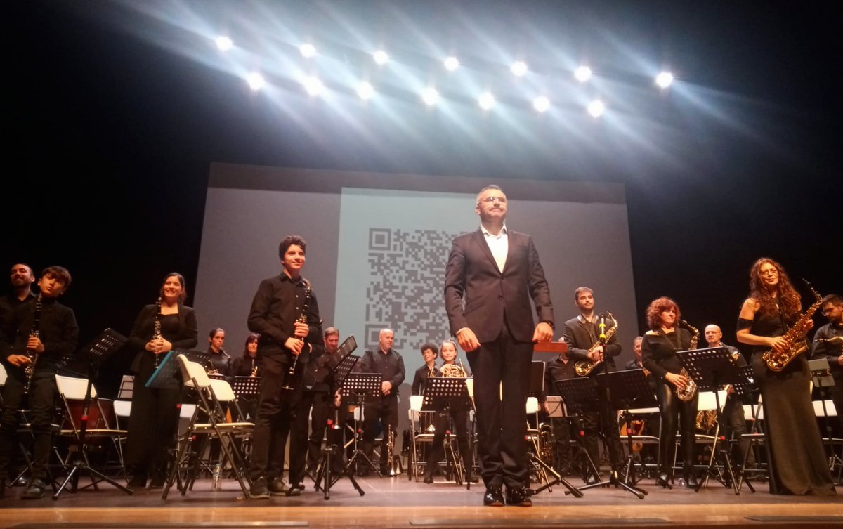 Arroyomolinos's tweet photo. Gran Concierto de presentación de temporada de la Banda A Tempo‼️

🎶 Pequeños y adultos con mucho talento se unen para un año lleno de aprendizajes y vivencias musicales.

Gracias por compartir vuestro arte ✨
#ArroyomolinosEsCultura https://t.co/Ovv7I317Bp