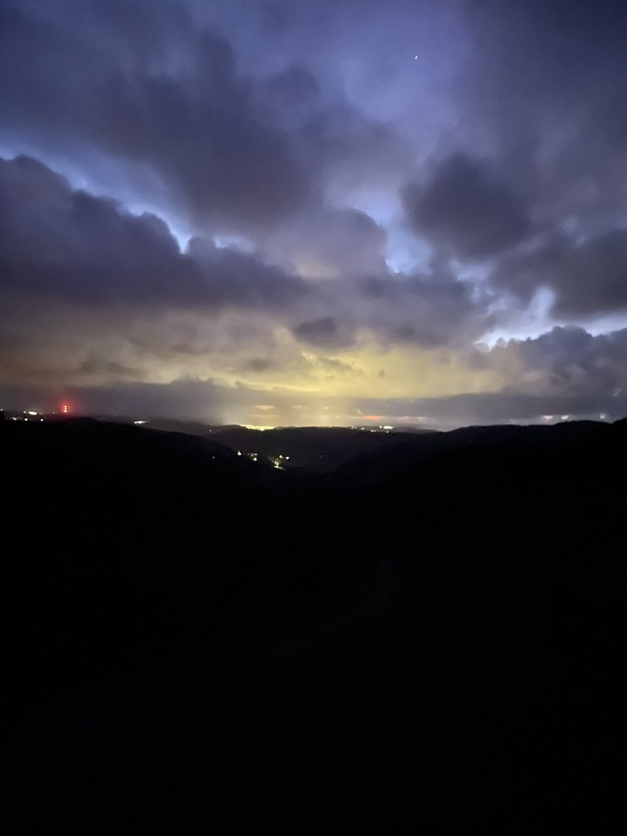KizzyRaeWx's tweet photo. #aurora photos from Aberystwyth. (well, inland from aberystwyth) https://t.co/nxrw5FX4uC