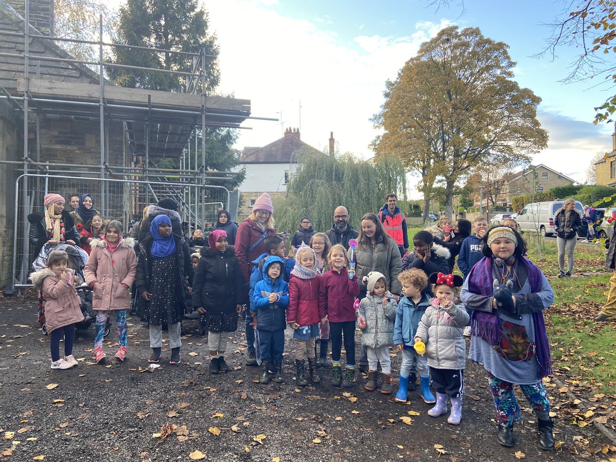 street_space_'s tweet photo. Had the best time at our #TORCHWALK activating an unused snicket connecting Frizinghall to Heaton Woods. This avo we took 65 locals most of whom discovered this route & patch of meadow for the 1st time today 🔦 #natureconnection @together_nature @bradfordmdc
#PathwaystoNature https://t.co/0C9hvVagsh
