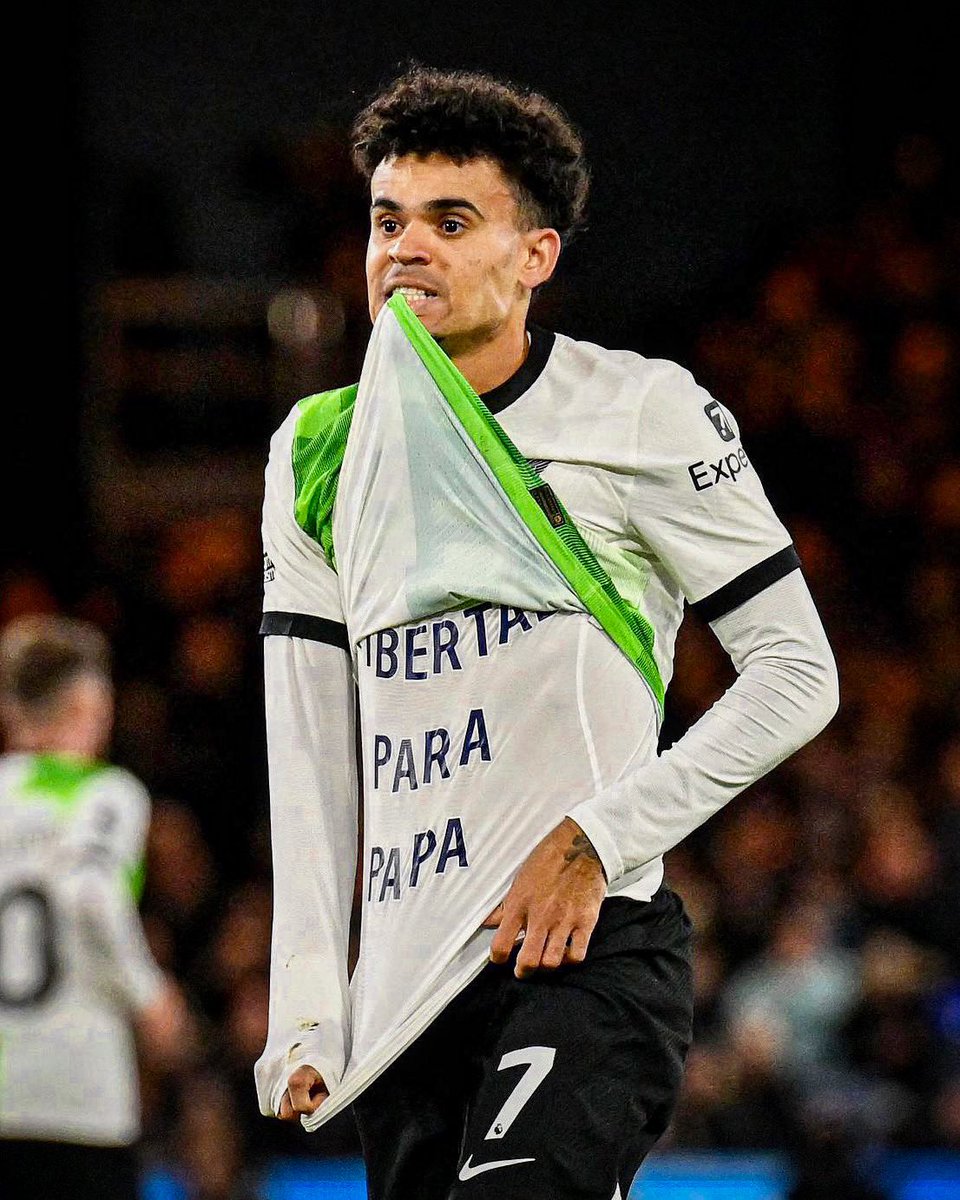 🇨🇴 Luis Díaz hizo el gol del empate a los ¡95'! para el Liverpool ante Luton Town y lo festejo pidiendo libertad para su padre, que está secuestrado en Colombia hace ya más de una semana.

Mucha fuerza, Lucho. 💔