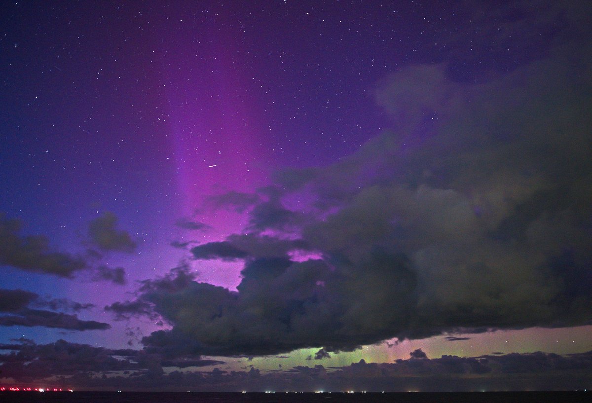 Doenker's tweet photo. Very nice #Auroraborealis  display this evening from #Oostkapelle https://t.co/Q5ZsE8iiEd