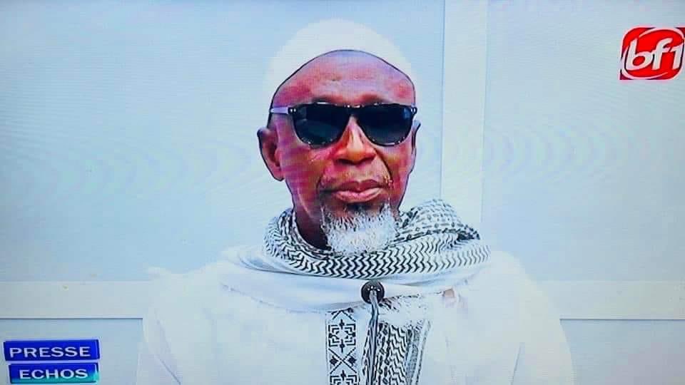 L_Activiste226's tweet photo. 🔴 🇧🇫‼️🚨Le journaliste #Issaka #Lingani réquisitionné pour trois mois au "front"
Le journaliste Issaka Lingani a annoncé, dimanche, au terme de l’émission #Presse #Échos sur la télévision privée #Bf1 , avoir été réquisitionné pour au moins trois mois au "front".
Une information confirmée au téléphone, par l’intéressé lui-même. La réquisition du journaliste entre en vigueur mardi.
Plusieurs leaders syndicaux et de la société civile sont aussi réquisitionnés.
Pour l’heure, nous n’avons pu encore confirmer toutes ces réquisitions à part celle du journaliste Lingani.
"Je suis heureux de vous annoncer que j’ai été réquisitionné pour aller participer à la reconquête du territoire national.
Vous n’aurez pas la chance de me voir pendant au moins trois mois", a annoncé Issaka Lingani à la fin de l’émission Presse Échos de ce dimanche sur #BF1.@bf1tv
"Je vous souhaite de voir toujours dans ce débat que nous avons, une volonté de contribuer à l’avancée de ce pays. Il est de notre devoir en tant que patriote, d’apporter ce que nous pensons être le meilleur pour nous permettre d’avancer", a-t-il ajouté.