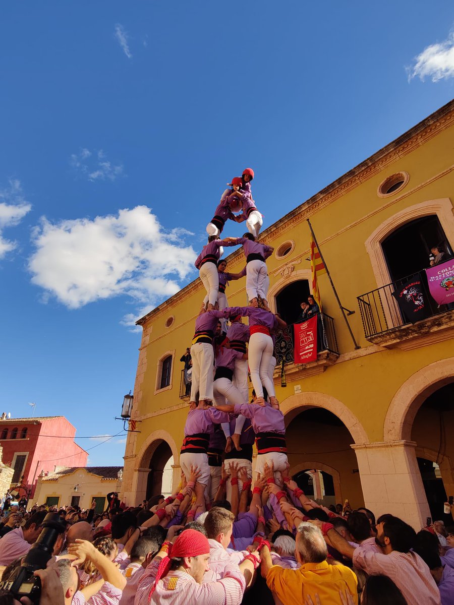 CdAltafulla's tweet photo. 🗣️Avui a la Diada de Festa Major de Sant Martí, a Altafulla, hem portat 
💪🏼4d7 amb el pilar
✌🏻2d7(c)
🙌🏻4d7
👉🏻2 pilars d 4 i 1 pilar aixecat x sota simultanis
👉🏻1 pilar d 4 aixecat per sota
Contents/es per la diada d’avui, l’última d’aquesta temporada💜💜 #Castellers #Castelleres https://t.co/4w18rOoIpQ