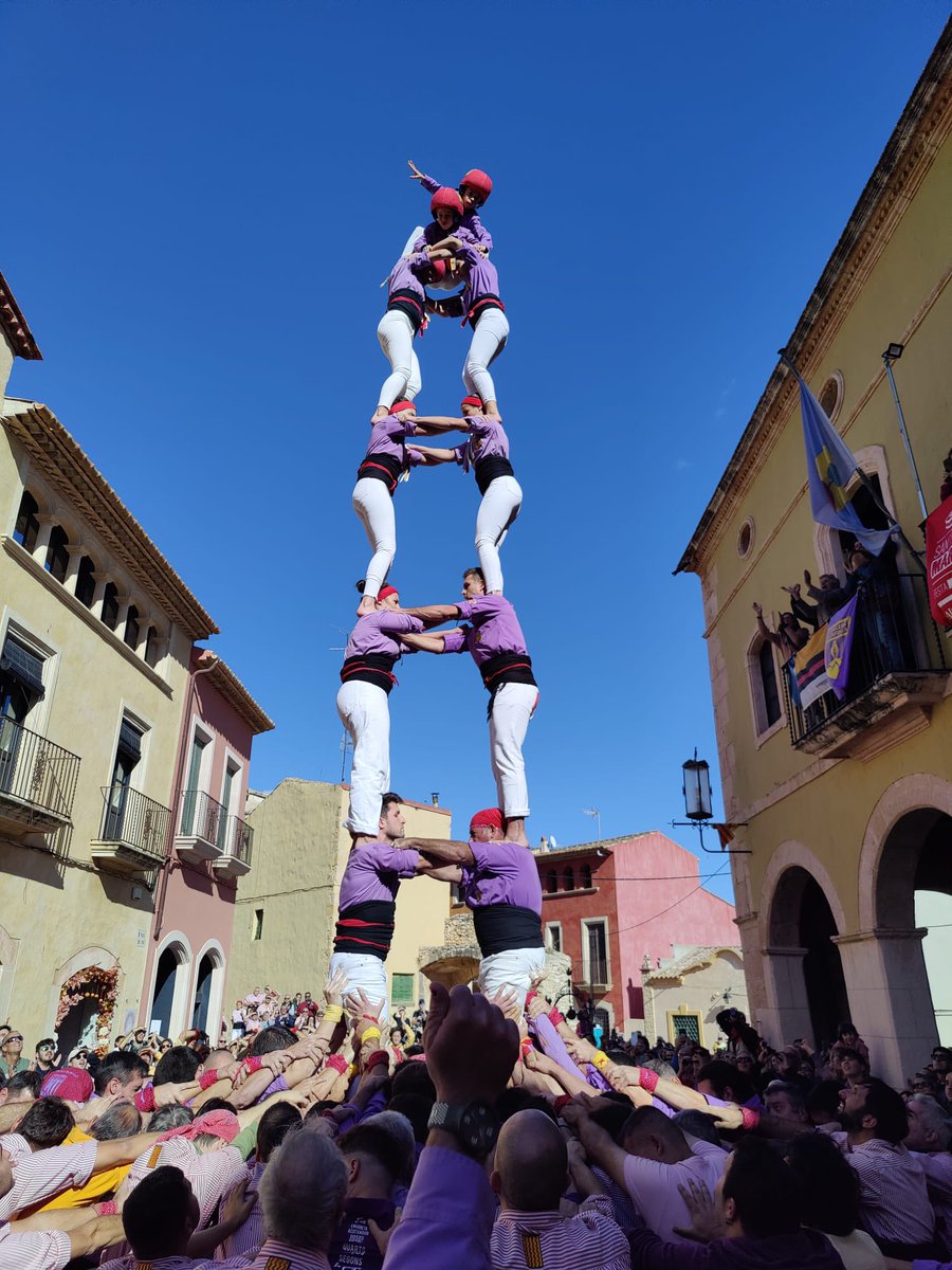 CdAltafulla's tweet photo. 🗣️Avui a la Diada de Festa Major de Sant Martí, a Altafulla, hem portat 
💪🏼4d7 amb el pilar
✌🏻2d7(c)
🙌🏻4d7
👉🏻2 pilars d 4 i 1 pilar aixecat x sota simultanis
👉🏻1 pilar d 4 aixecat per sota
Contents/es per la diada d’avui, l’última d’aquesta temporada💜💜 #Castellers #Castelleres https://t.co/4w18rOoIpQ