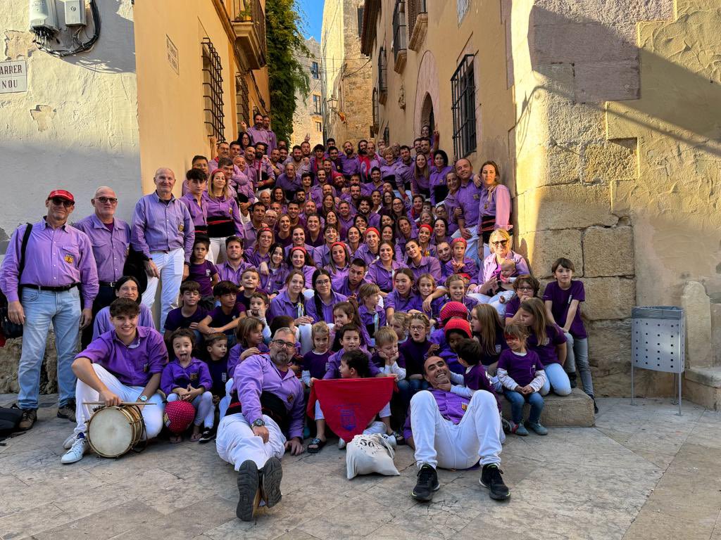 CdAltafulla's tweet photo. 🗣️Avui a la Diada de Festa Major de Sant Martí, a Altafulla, hem portat 
💪🏼4d7 amb el pilar
✌🏻2d7(c)
🙌🏻4d7
👉🏻2 pilars d 4 i 1 pilar aixecat x sota simultanis
👉🏻1 pilar d 4 aixecat per sota
Contents/es per la diada d’avui, l’última d’aquesta temporada💜💜 #Castellers #Castelleres https://t.co/4w18rOoIpQ