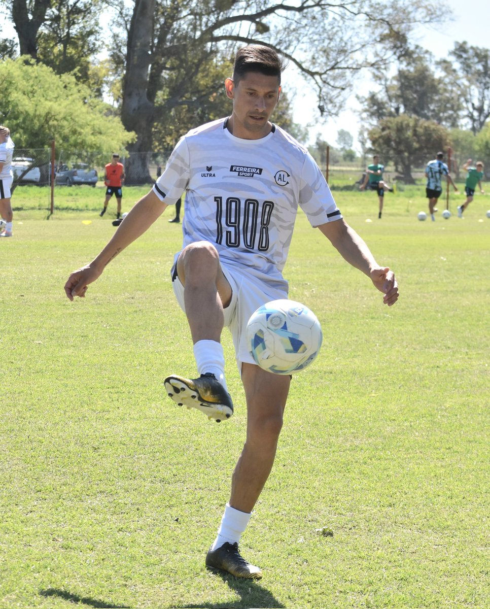 CALiniers's tweet photo. ⚽ #Fútbol #FederalA

🤞🏻

#VamosChivo🐐 https://t.co/3zmYiOWDt4