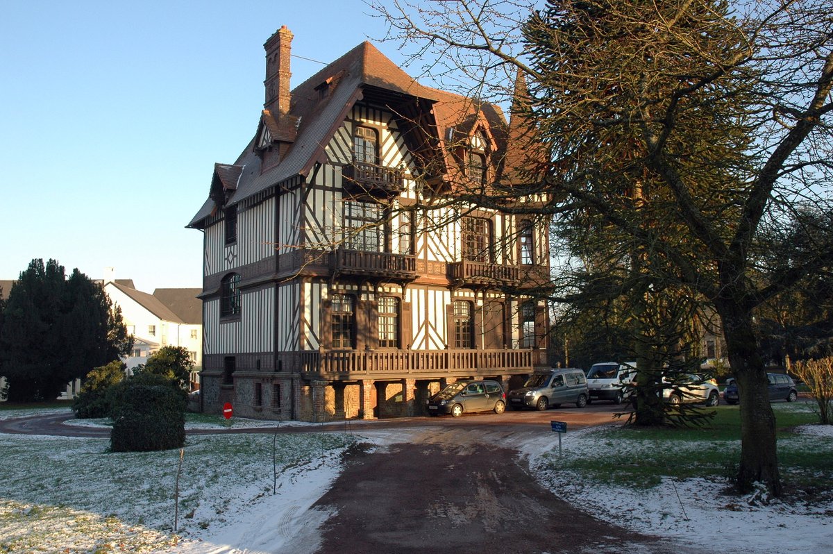 Le #manoir du Logis est bâti à #Bourgtheroulde-Infreville, dans l'#Eure, en #Normandie. C’est en 1499 que la famille Leroux acquiert le fief de Bourgtheroulde, noblesse de robe qui s’illustra au Parlement de Normandie et dans la Marine des rois Louis XIII et Louis XIV.