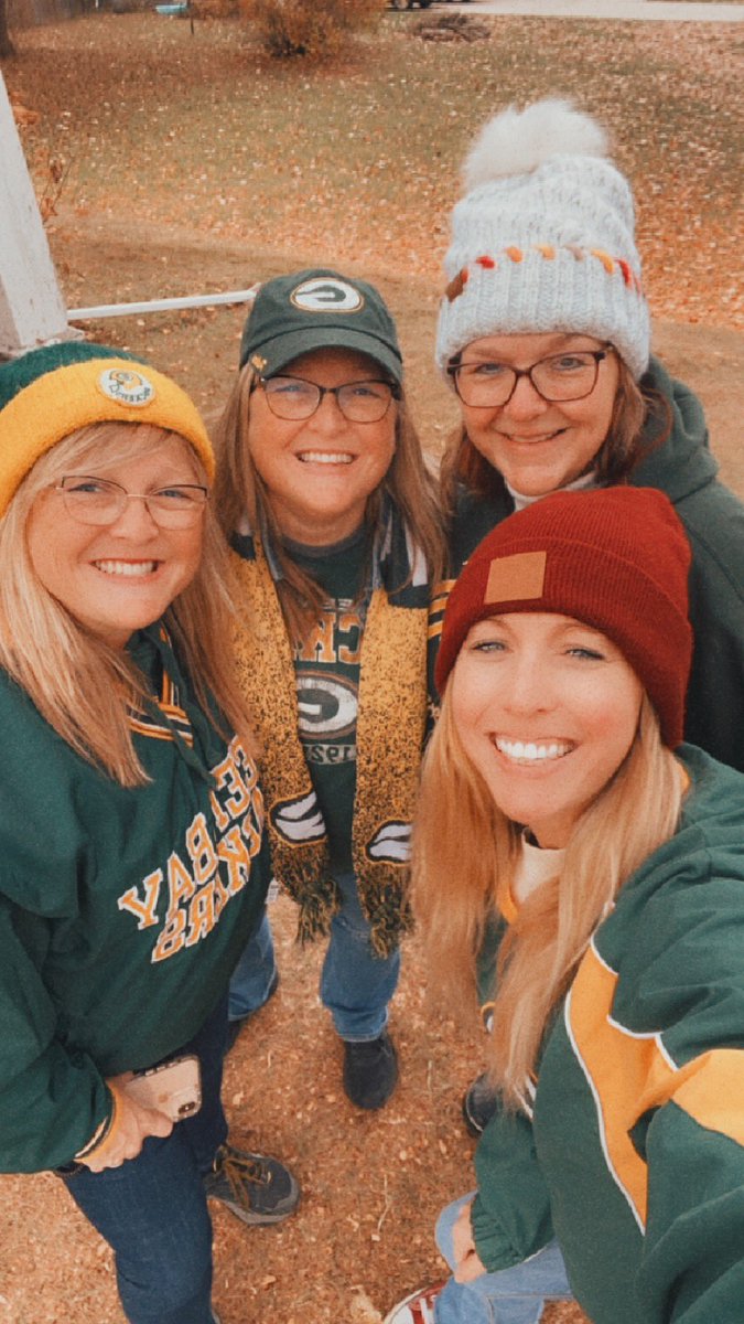 BrielAbigail's tweet image. #getloudlambeau #packergame #lambeaufield