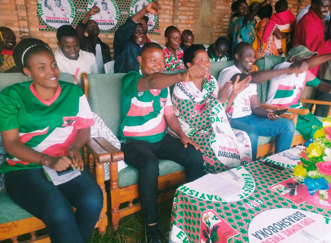 GitegaVuturaa's tweet image. #Gitega. Muri rwa rukurikirane rwo kugenderanira, Uburongozi bw'Imbonerakure Zone #Nyamugari bushigikiwe n'Indongozi @CnddFdd mur'iyo Zone, burabandanya gutizanya akarenge mu gutsimbataza ubumwe aho Karitiye #Musave yagendeye #Bwoga.
@CNDD_FDDGitega 
@DorianeMunezero
@R_Ndikuriyo