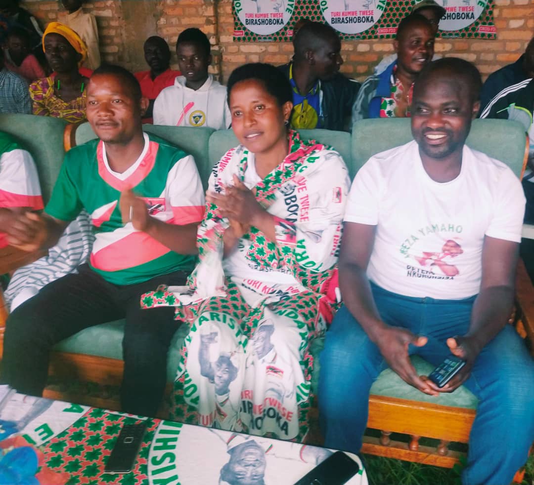 GitegaVuturaa's tweet image. #Gitega. Muri rwa rukurikirane rwo kugenderanira, Uburongozi bw'Imbonerakure Zone #Nyamugari bushigikiwe n'Indongozi @CnddFdd mur'iyo Zone, burabandanya gutizanya akarenge mu gutsimbataza ubumwe aho Karitiye #Musave yagendeye #Bwoga.
@CNDD_FDDGitega 
@DorianeMunezero
@R_Ndikuriyo