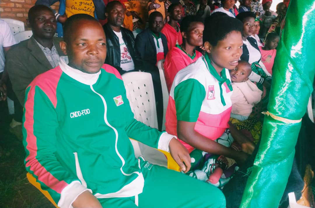 GitegaVuturaa's tweet image. #Gitega. Muri rwa rukurikirane rwo kugenderanira, Uburongozi bw'Imbonerakure Zone #Nyamugari bushigikiwe n'Indongozi @CnddFdd mur'iyo Zone, burabandanya gutizanya akarenge mu gutsimbataza ubumwe aho Karitiye #Musave yagendeye #Bwoga.
@CNDD_FDDGitega 
@DorianeMunezero
@R_Ndikuriyo