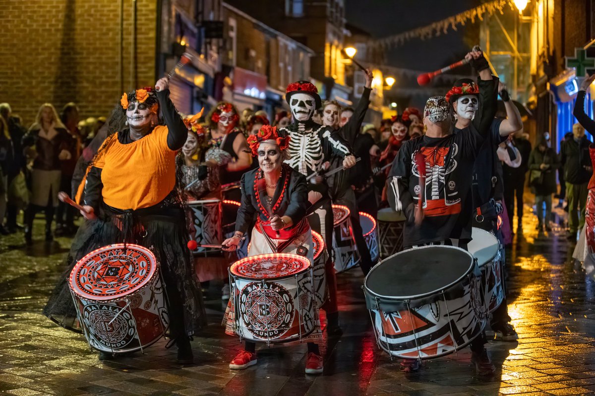 stevesamosa's tweet photo. Prescot Town day of the dead 💀 parade with @BatalaMersey 🥁🥁🥁
#picturingprescot #drummers #streetperformers #prescot #knowsley #DayoftheDead #drumming 
@loveprescot @cultureKnowsley @PrescotTown @PINIONbistro @EdenPrescot https://t.co/luXSUoJfDf