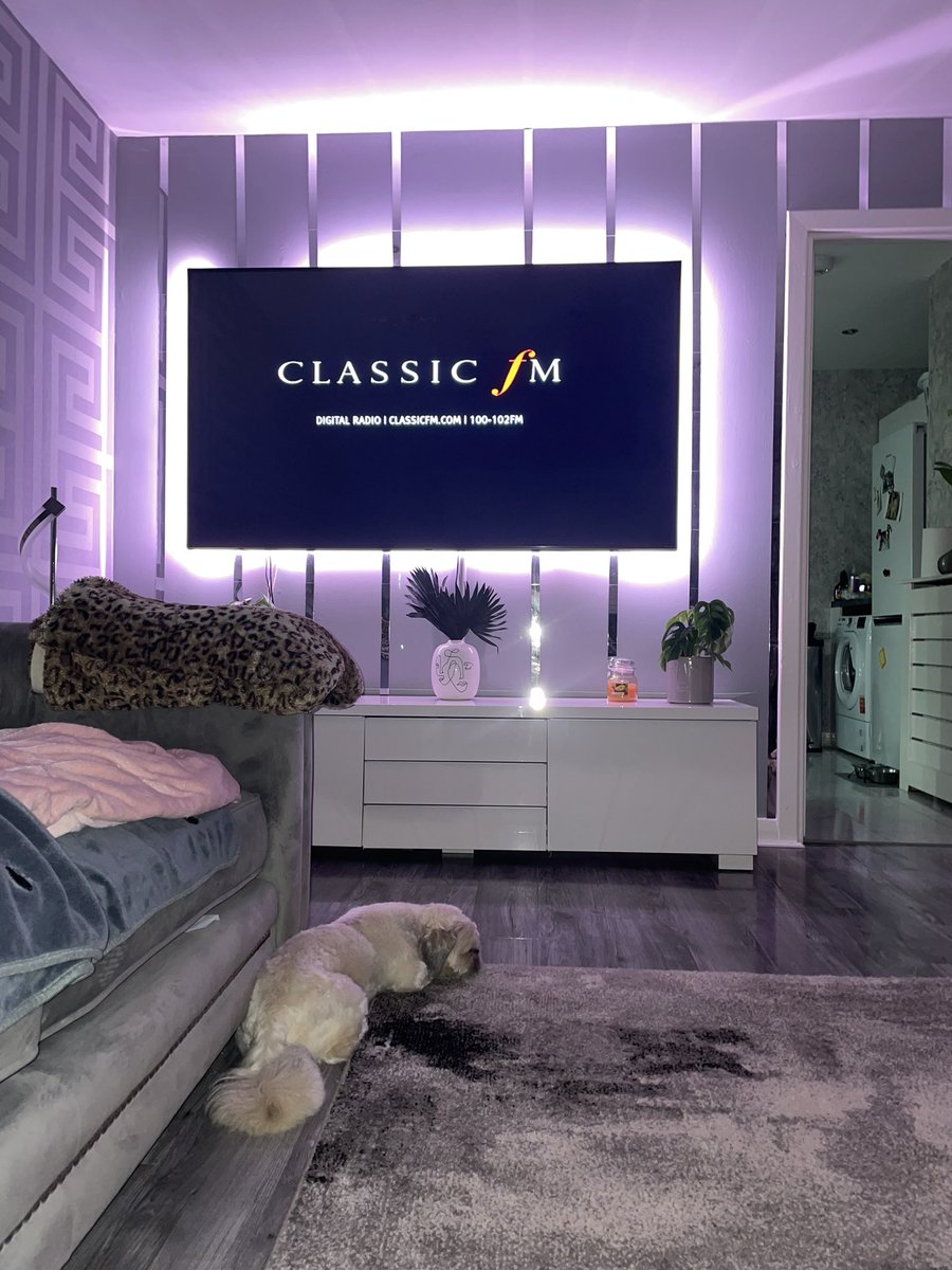 donnabloo's tweet photo. @ClassicFM never thought Denver would settle tonight but thanks to @ClassicFM  he’s calm. Thankyou ❤️ https://t.co/BTjWws22FK