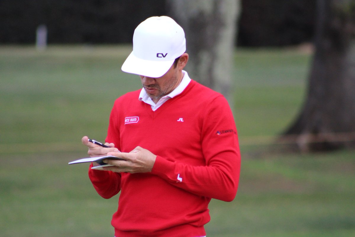 NacionGolf's tweet photo. Vamos a empezar un minuto a minuto con todo lo que está pasando con @CamiloVillegasR en Los Cabos, de momento, 2 golpes de ventaja sobre Matt Kuchar y, sabrán disculparnos, pero acá nos sacamos la camiseta del periodismo para ser fanáticos de el máximo ídolo del golf colombiano. https://t.co/qmpuFjUbSy