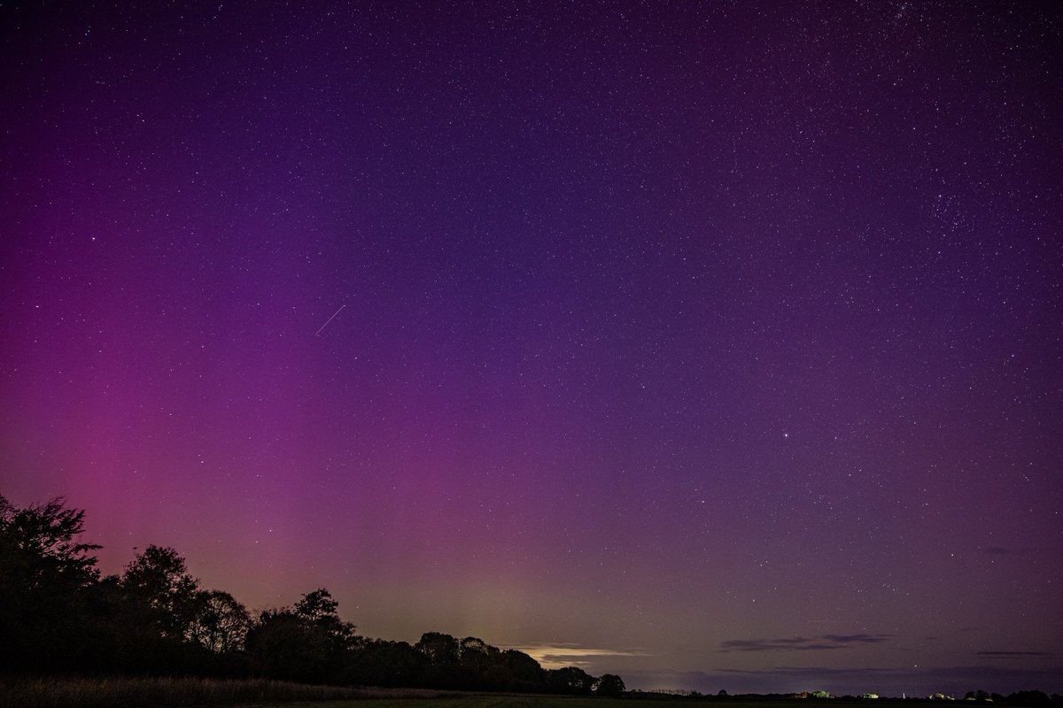 Earth Upper atmosphere being blasted with energised particles looks bloody cool from down here

<a href="/EADT24/">East Anglian Daily Times</a> 
<a href="/BBCLookEast/">BBC East</a> 
<a href="/BBCSuffolk/">BBC Suffolk</a> 

#nightsky
#northernlights
#auroraborealis
#colourful 
#lightshow
#suffolk