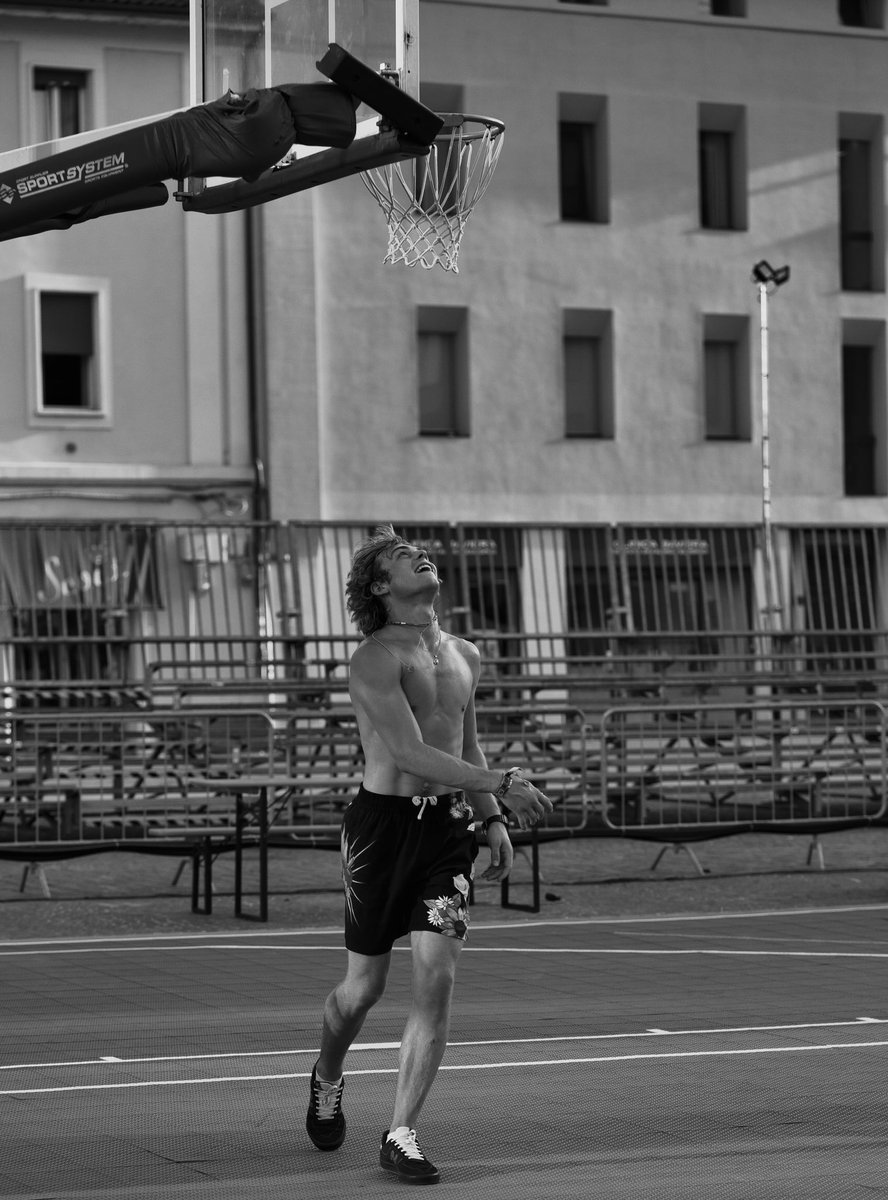 DailyRoss's tweet photo. .@RossLynch playing basketball in Bologna, Italy - July 11 🏀

📸: @fjspierce89 https://t.co/9AlNHMS6k1